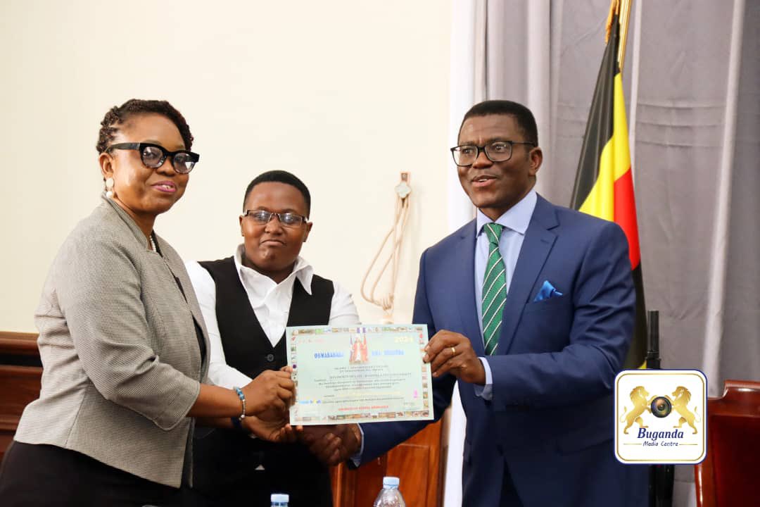 NdagireChris_1's tweet photo. Nkulembeddemu abayizi abakola amateeka ku Kampala International University.
Neetukyalirako Owek.Katikkiro Charles Peter Mayiga.
Atukuutidde okubeera abagumikiriza, okulemerako n'okubeera n'ebiruubirirwa ebinene n'ebirala bingi. https://t.co/uXvPO8bnvl