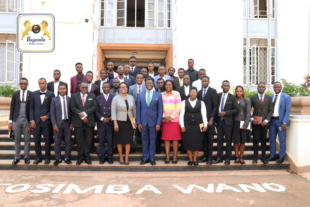 NdagireChris_1's tweet photo. Nkulembeddemu abayizi abakola amateeka ku Kampala International University.
Neetukyalirako Owek.Katikkiro Charles Peter Mayiga.
Atukuutidde okubeera abagumikiriza, okulemerako n'okubeera n'ebiruubirirwa ebinene n'ebirala bingi. https://t.co/uXvPO8bnvl