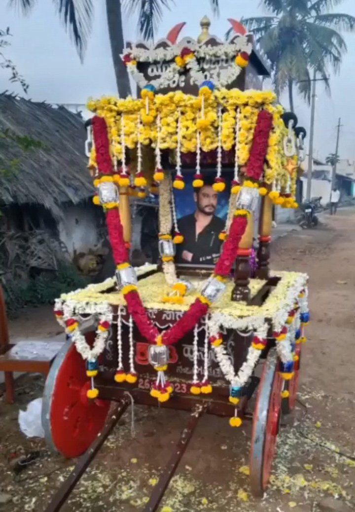 VinayGo12292685's tweet image. #Dbos
#Boxofficesultan 
#Bossofsandalwood
   ಅಭಿಮಾನಿಗಳೇ ತನ್ನ ಜೀವಾಳ ಎಂದು ಬದುಕುತ್ತಿರುವ ವ್ಯಕ್ತಿ ಕಣ್ರೋ ಅವ್ರು.