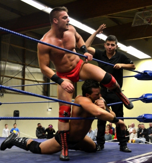 marti25810's tweet photo. Part 2 of Leon Shah (in black trunks) vs Warren Brady.
#beefcake #beefcakesofwrestling #hunks #hotwrestlers #sexymen #handsomehunks https://t.co/EGy2KsWgse