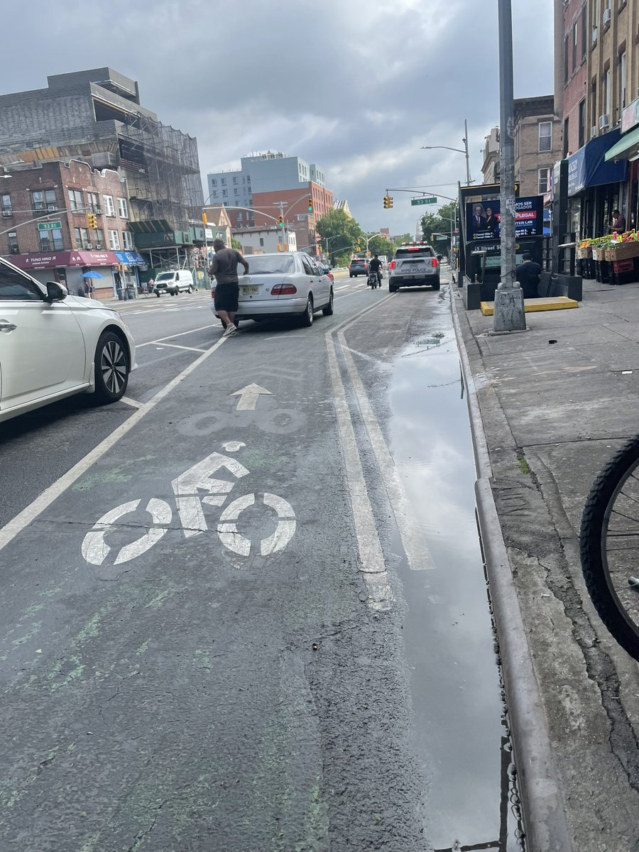 BikeSouthBklyn's tweet photo. Another day, another mess in the Fourth Ave. bike lane outside a subway station.

Note to @NYC_DOT: this design does not work and your Vision Zero Partners™️ at @NYPD72Pct are a big part of the problem.

#Fix4thAve https://t.co/pngpHB1u8i