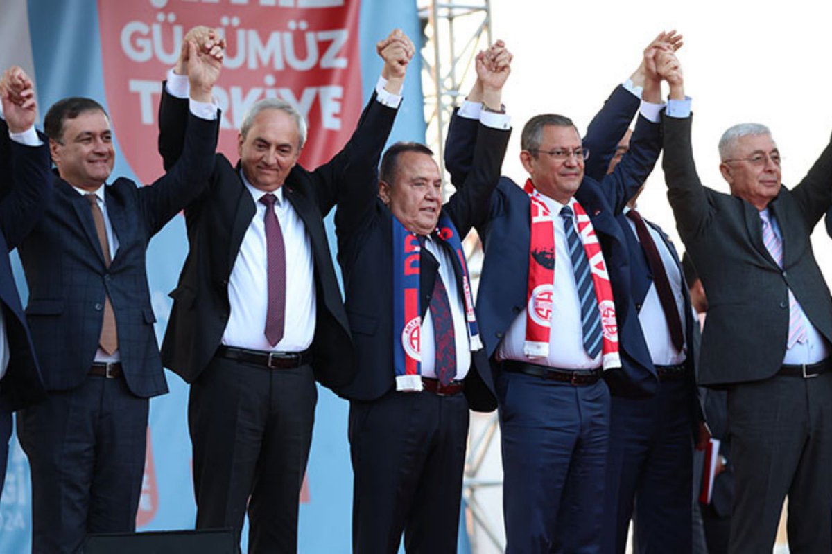 BocekMuhittin's tweet photo. Kepez Mesut Başkan'ı, Mesut Başkan da Kepez'i çok özledi...

Konyaaltı Tünektepe Teleferik Tesisleri'nde yaşanan üzücü olayın ardından tutuklanarak 59 gündür cezaevinde; ailesinden, sevdiklerinden ve hizmet etmekten onur duyduğu Kepez halkından uzak tutulan Mesut Kocagöz kardeşimiz adaletin tecelli etmesiyle birlikte özgürlüğüne kavuştu.

Mesut kardeşime geçmiş olsun dileklerimi iletiyorum. Dün olduğu gibi bundan sonra da Antalya'ya ve Kepez'e hizmet etmek için birlikte yol yürümeye devam edeceğiz. @mesutkocagoztr