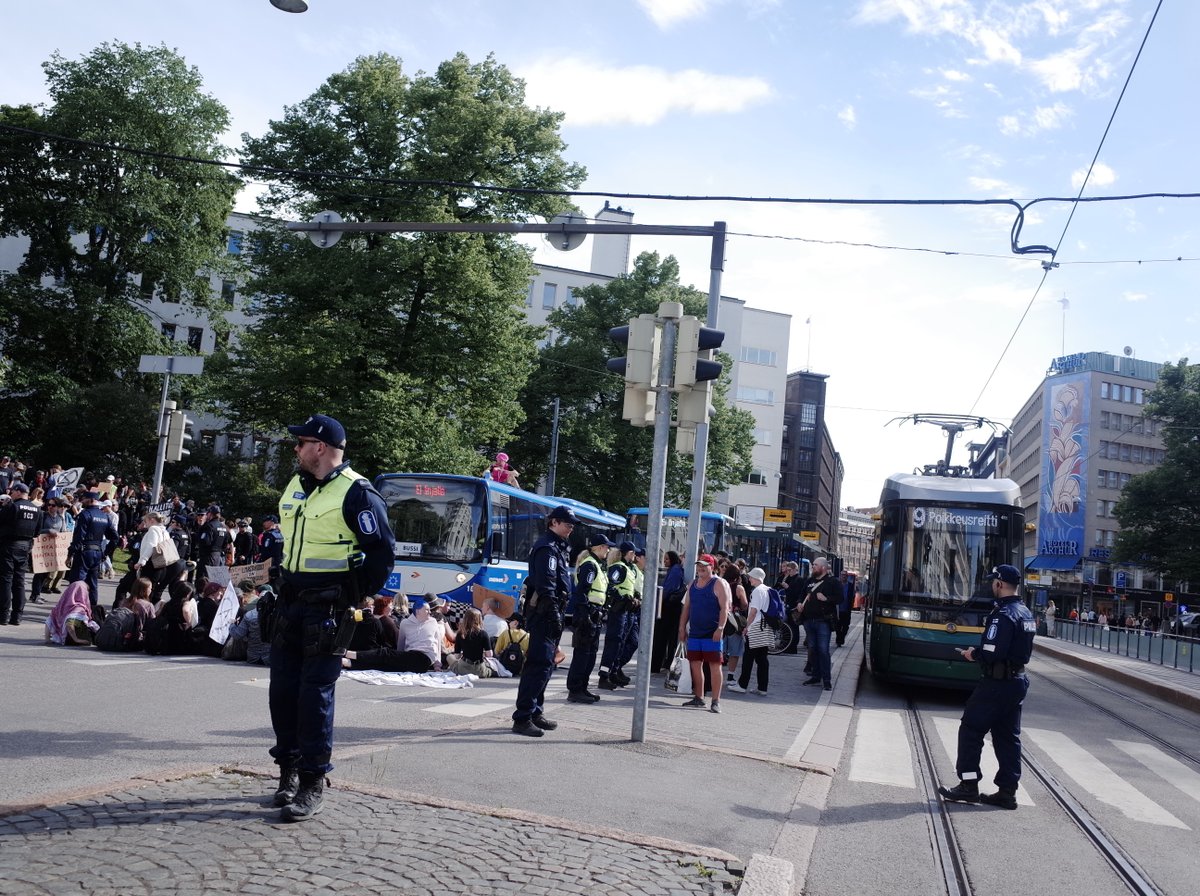 Elokapina tukkii Kaisaniemen liikenneympyrässä kaikki autokaistat. Poliisi estää raitiovaunuliikenteen. 

Pahoittelemme häiriötä, mutta ilmastokriisi on akuutti hätätila ja hallitus käyttää ilmastolle haitallisiin tukiin 4 mrd. euroa joka vuosi. Nämä tuet tulee lopettaa nyt.