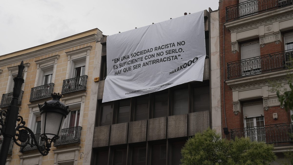 Nunca antes había escuchado hablar de MAKAKOOO y de hecho no sé quienes son pero creo que su mensaje merece la pena ser escuchado #TodosContraElRacismo