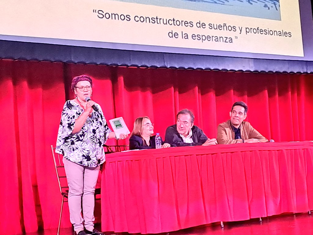 Desde el <a href="/TeatroOperaMcy/">Teatro de la Ópera de Maracay</a> en desarrollo Seminario Nacional "Investigación y Formación en el marco de los 10 años del SNIFMV" 

¡Aragua Es Educación! 

#NicoLeEchaPichón 
<a href="/NicolasMaduro/">Nicolás Maduro</a> 
<a href="/_LaAvanzadora/">Yelitze Santaella</a> 
<a href="/MPPEDUCACION/">MPPEDUCACION</a> 
<a href="/Soykarinacarpio/">Karina Carpio</a> 
<a href="/LeiraSuarezPsuv/">LeyraSuarezPsuv</a>