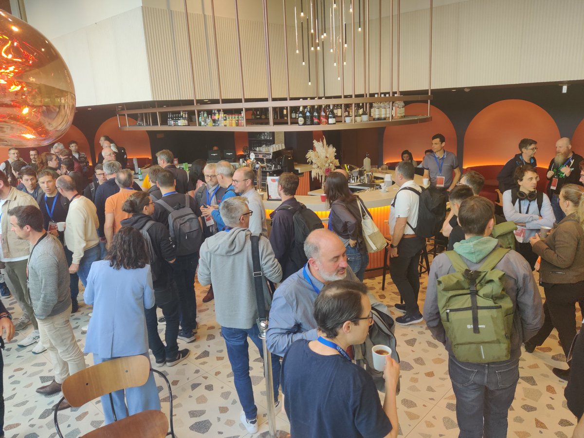 Petite pause gourmande. Comme on a un peu d'avance, on se retrouve en salle Lille à 16h30.

#pgday #postgresql
