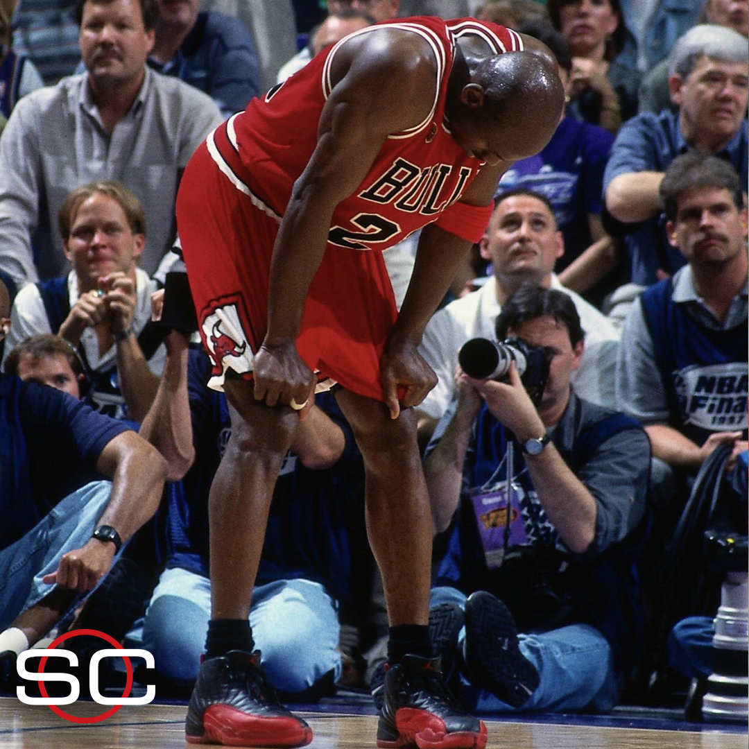 SC_ESPN's tweet photo. 🤧 ¡A 27 AÑOS DEL HISTÓRICO 'FLU GAME' DE MICHAEL JORDAN!

🏀 Un día como hoy, pero de 1997, Su Majestad disputaba un partido especial en el juego 5 de las finales de la NBA ante Utah Jazz

👉 ¿La particularidad? MJ23 jugó con un virus estomacal y los doctores le recomendaron que no jugara

🔥 ¿Qué ocurrió luego? Jordan se despachó con 38 puntos para que los Bulls se pongan en ventaja en la serie ante el Jazz y posteriormente consagrarse campeones