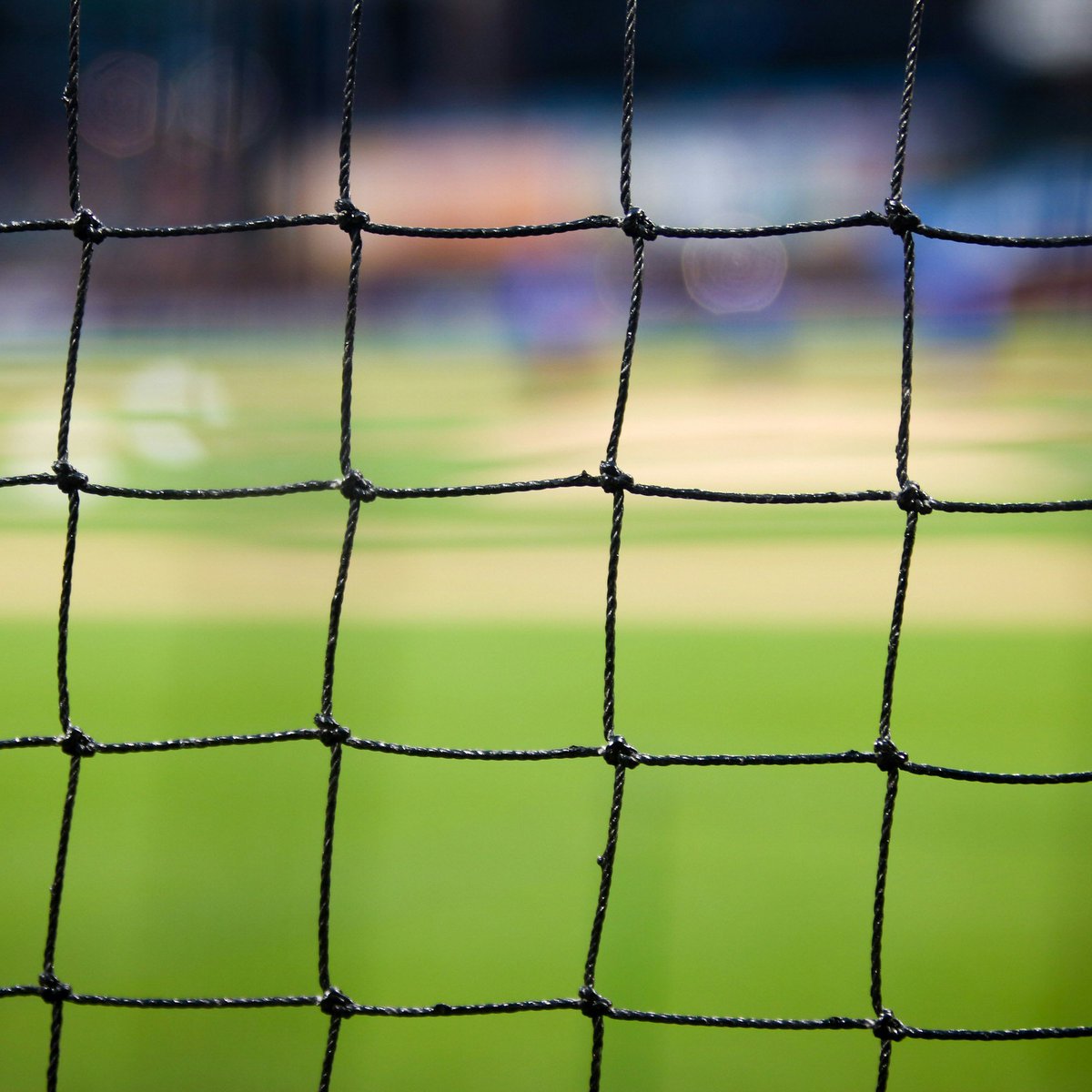 IWH-Vize <a href="/holtemoeller/">Oliver Holtemöller</a> zu den wirtschaftlichen Effekten der Fußballmeisterschaften: „Die WM 2006 brachte keine nennenswerte Erhöhung der realen Bruttowertschöpfung in den Spielorten. Ähnlich erwarten wir es auch für die EM 2024.“⚽️📉 #EM #EM2024