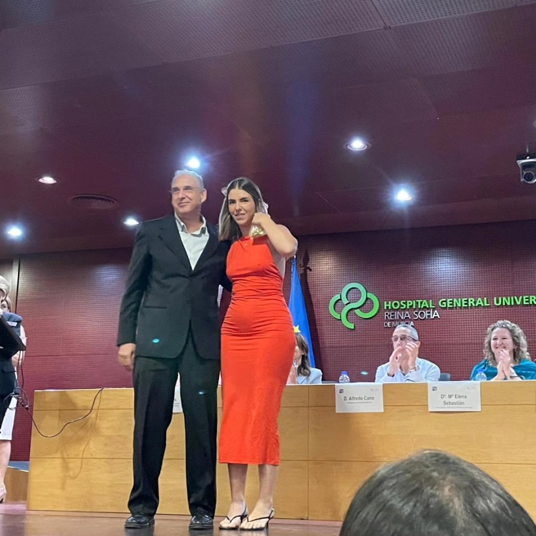 Enhorabuena a nuestro tutor y responsable de docencia, nuestro enfermero José Luis, por este reconocimiento a su trayectoria.
Y enhorabuena también a nuestras residentes de enfermería, María y Alba, por el premio al mejor TFR. 
¡Todo un orgullo para Archena y su centro de salud!