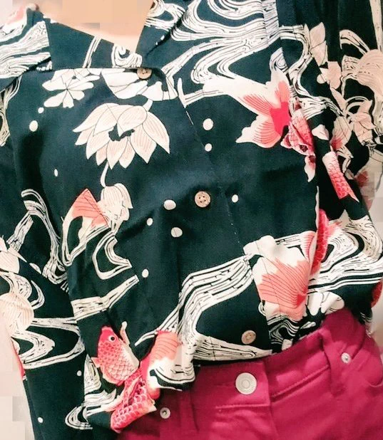 わしのこの金魚柄シャツ見た女友達がかわいい!でもお揃いになっちゃう!つってさらにいかつめの柄シャツ買ってきててわろた。虎柄もかわいいじゃないのメンズ柄シャツかわいいよな〜 
