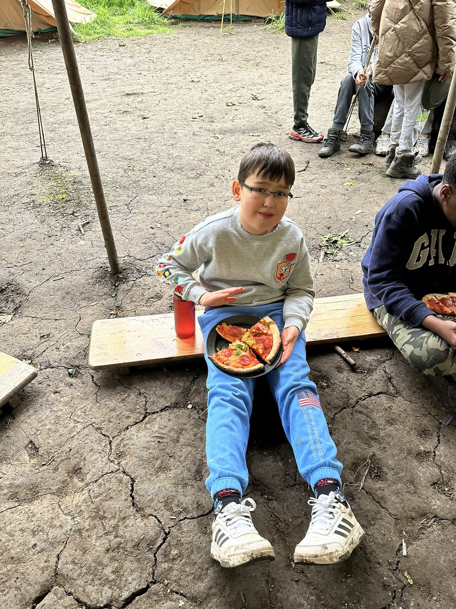 MissFBrett's tweet photo. And for lunch 🍕 @DartfordGS #DGS #DGSCreativity #year7bushcraft https://t.co/AonEcKzmrD