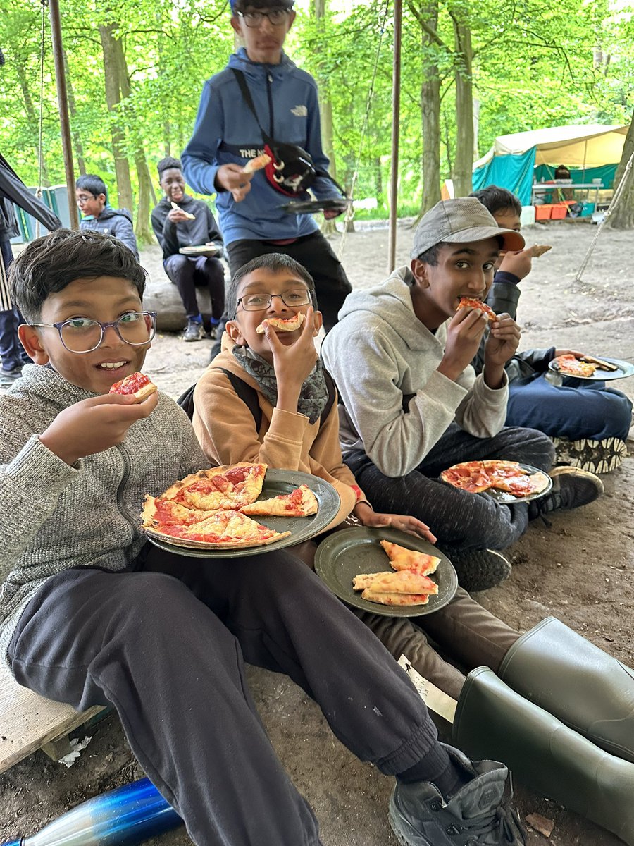 MissFBrett's tweet photo. And for lunch 🍕 @DartfordGS #DGS #DGSCreativity #year7bushcraft https://t.co/AonEcKzmrD