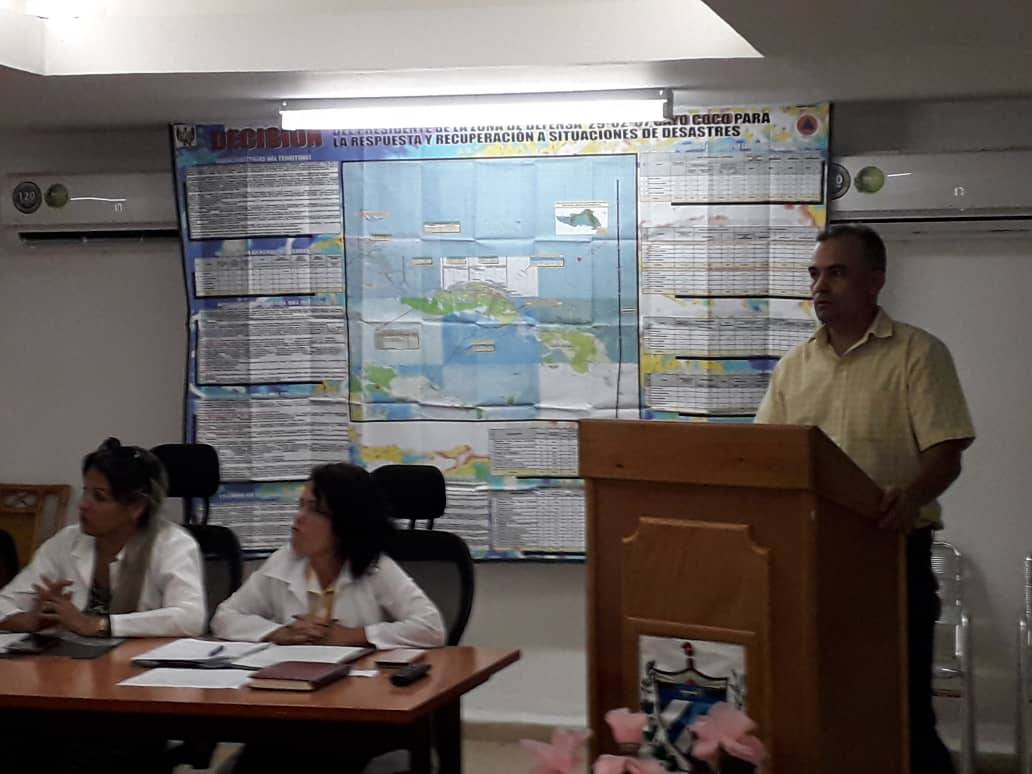 MarioJPenton's tweet photo. A la gente le piden ahorro y los acribillan a apagones, pero los militares y dirigentes cubanos no pueden vivir sin aire acondicionado. Aquí los tienen, en Ciego de Ávila, reunidos con los equipos al máximo de capacidad, en 17 grados celsius. En fin, la hipocresía. #Cuba #AquíNoHayQuienViva