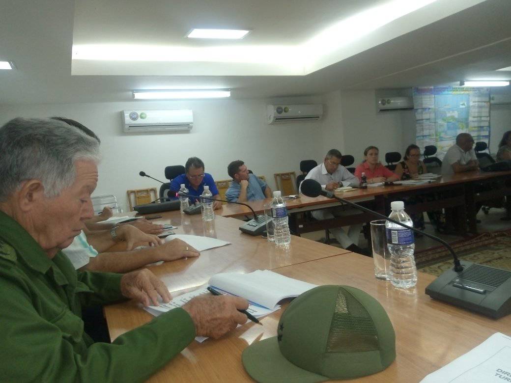 MarioJPenton's tweet photo. A la gente le piden ahorro y los acribillan a apagones, pero los militares y dirigentes cubanos no pueden vivir sin aire acondicionado. Aquí los tienen, en Ciego de Ávila, reunidos con los equipos al máximo de capacidad, en 17 grados celsius. En fin, la hipocresía. #Cuba #AquíNoHayQuienViva