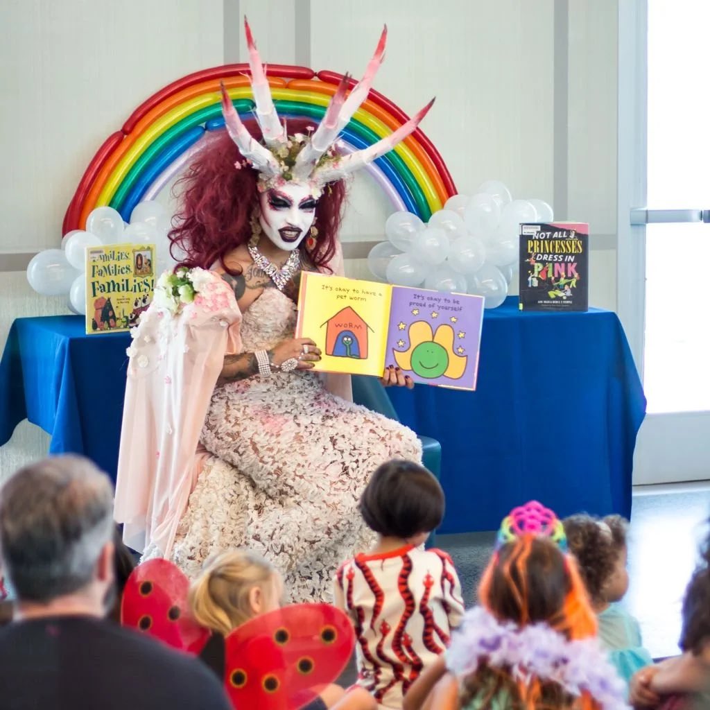 wallstwolverine's tweet photo. El Ayuntamiento de Alcorcón organiza un acto llamado “Orgullo en familia: Drag Story Hours” en el que drag queens leerán libros sobre diversidad a niños de 3 a 11 años este viernes 14 de junio. https://t.co/vZhvtZO9Tx