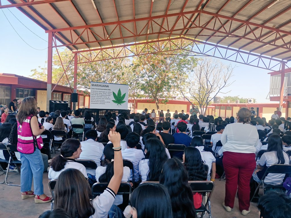 JanethCecilia3's tweet photo. Centro Estatal de Prevención @SonoraSeguridad en coordinación con @DIFSonora llevaron conferencia "Más Salud, Menos Adicciones" a alumnos de ambos turnos de Escuela Secundaria Técnica No. 71 #GuaymasNorte donde se habló de las consecuencias de las drogas.
#PrevenciónSonora https://t.co/UotmEDLklq