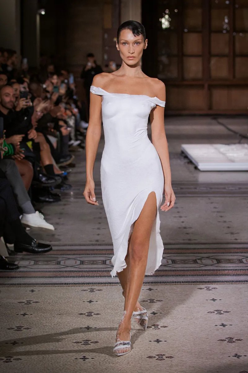 Em um dos momentos mais virais da moda de Hadid, ela fechou o desfile SS23 de Coperni usando um vestido spray, que gerou um total de US$ 26,3 milhões em MIV, de acordo com a Launchmetrics. 

A postagem do próprio Hadid vinculada ao desfile gerou US$ 1 milhão, e a postagem