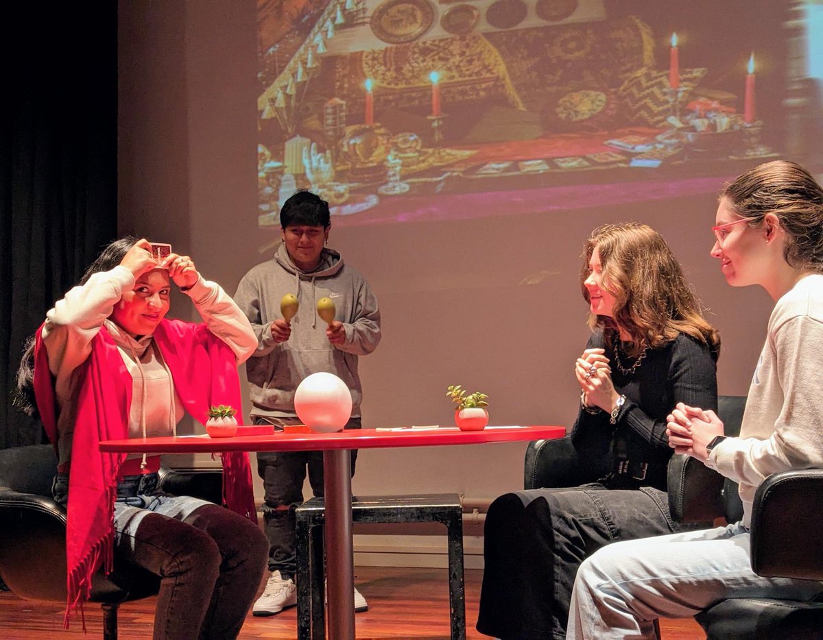“La Bola de Cristal”, obra de teatro que el alumnado de artes escénicas de 4ESO ha interpretado hoy para los chicos y chicas de 1ESO y 2ESO