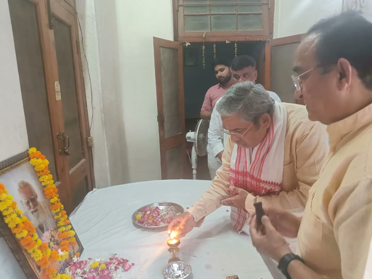PunitVerma_1's tweet photo. स्व शंभू नाथ जी वरिष्ठ प्रचारक राष्ट्रीय स्वयंसेवक संघ की तृतीय पुण्यतिथि पर श्रद्धांजलि अर्पित करते हुए। https://t.co/GSL2ROG6UW