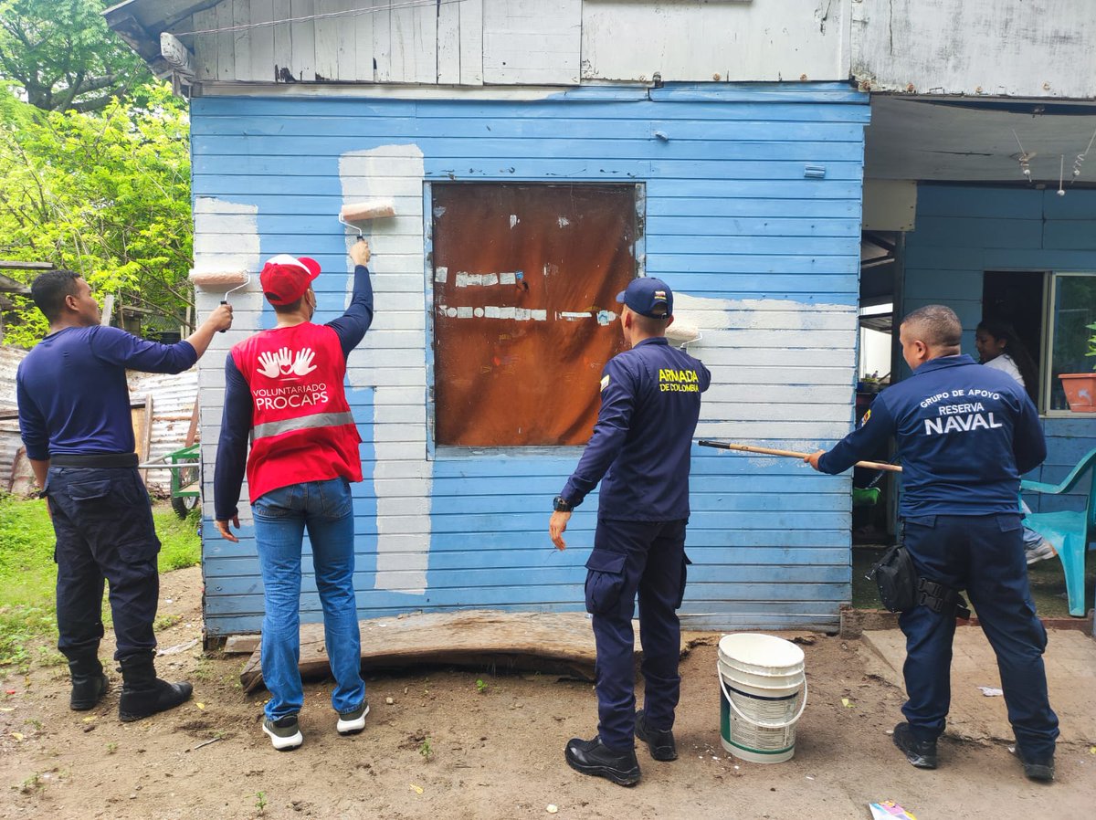 FNC_ArmadaCol's tweet photo. Destacado 🟠 | ¡Llevamos felicidad a más de 1.200 personas de la comunidad de #Orika en #IslaGrande, #IslasDelRosario! 📍
Nuestra Fuerza Naval del #Caribe, representada por el personal del Grupo de #Guardacostas de la jurisdicción y el Comando de Apoyo a la Misión #COAMI #Barranquilla, en medio un trabajo conjunto con entidades públicas y privadas, efectuó una Jornada de Apoyo al Desarrollo que brindó servicios médicos, odontológicos, de nutrición, rehabilitación, entre otros.💯
Dentro de esta Jornada se destaca también, la donación de pintura por parte de la Fundación La Cayena para embellecer la fachada del colegio, guardería y casa cultural de la comunidad. 🏘
#ElAzulQueNosUne 🌊
#ProtegemosElAzulDeLaBandera 🇨🇴
@fundprocaps @AlcaldiaCTG @UnimetroCO @ICBFColombia @unisimon