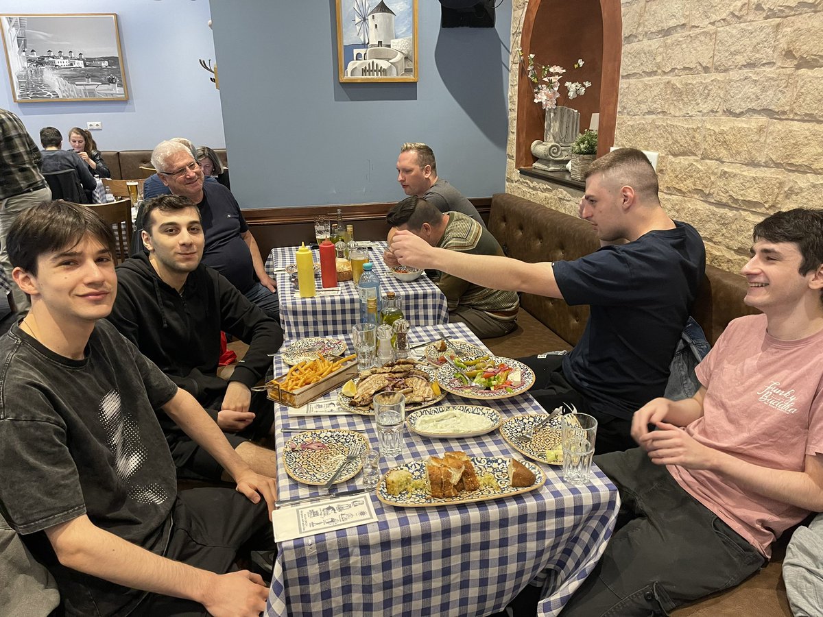 CompGRE's tweet image. 3 LEC players &amp;amp; @MersaLoL having dinner 🔥