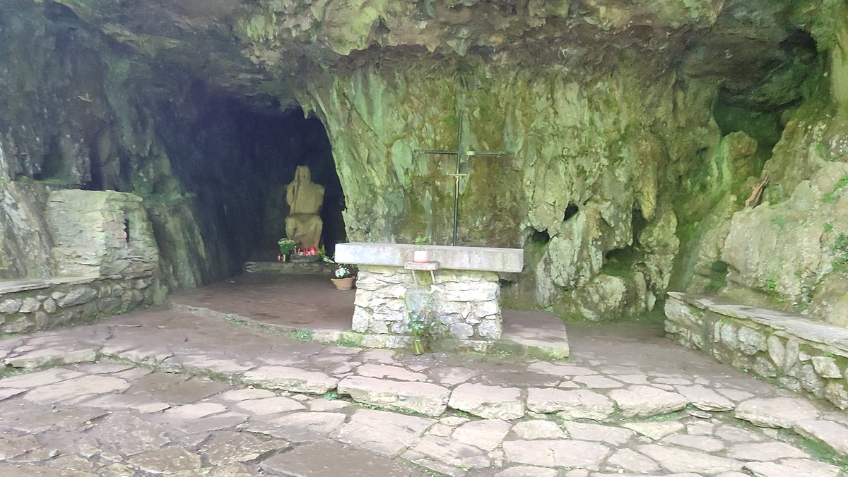 gorkanroll's tweet photo. La costumbre viene de largo, por eso, antes de que llegara aquí la imagen de San Juan Bautista que hoy habita la cueva, los rezos y las ofrendas eran para las lamiak, seres del bosque que, según  la mitología, habitaban esta zona desde los albores del tiempo. https://t.co/BXptl7bd9k