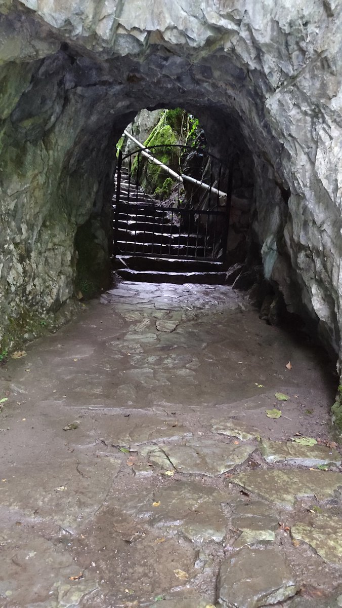 gorkanroll's tweet photo. La costumbre viene de largo, por eso, antes de que llegara aquí la imagen de San Juan Bautista que hoy habita la cueva, los rezos y las ofrendas eran para las lamiak, seres del bosque que, según  la mitología, habitaban esta zona desde los albores del tiempo. https://t.co/BXptl7bd9k