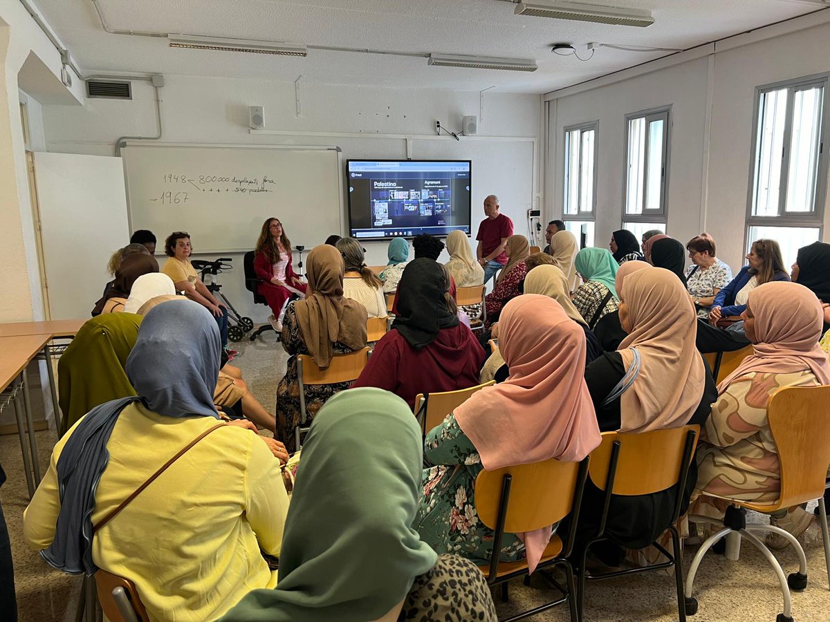 CfaCornella's tweet photo. Hem assistit a una xerrada sobre #Palestina a càrrec de Josep Lluís Alcázar. Ell ens ha explicat el rerefons històric del #conflicte. Ens hi ha ajudat una presentació de la periodista @cristinamas_ @diariARA. Consulteu l'enllaç https://t.co/81ZG3zGtYi @educaciocat @CRPCornellaSJD https://t.co/wTMCpYU8pX