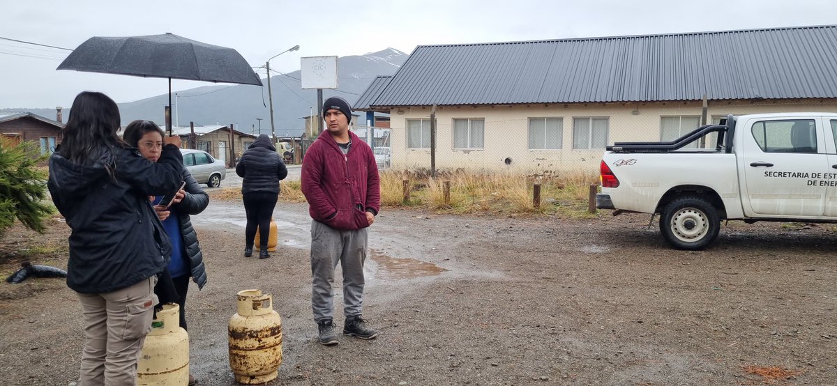 Weretilneck's tweet photo. Ya llegamos a 2958 familias de #Bariloche y #DinaHuapi con el #PlanCalorGas🔥.
⚡️Esta semana nuestro equipo de @EnergiaRN continúa con el reparto de garrafas gratuitas en 20 barrios. Estamos cerca de quienes más nos necesitan. https://t.co/bUtFPpdF0n