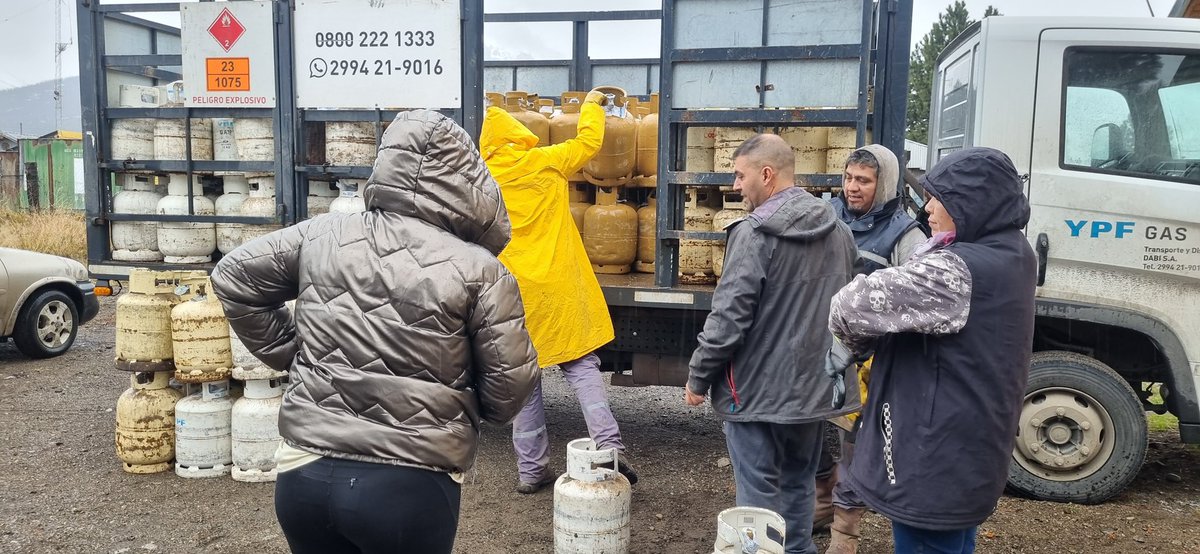 Weretilneck's tweet photo. Ya llegamos a 2958 familias de #Bariloche y #DinaHuapi con el #PlanCalorGas🔥.
⚡️Esta semana nuestro equipo de @EnergiaRN continúa con el reparto de garrafas gratuitas en 20 barrios. Estamos cerca de quienes más nos necesitan. https://t.co/bUtFPpdF0n