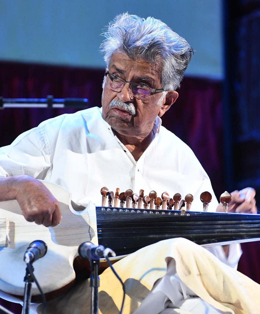rangamarakini's tweet photo. #Sarod Maestro #RajeevTaranath now in memory only.
#ಸರೋದ್ ಮಾಂತ್ರಿಕ #ರಾಜೀವ್‌ತಾರಾನಾಥ್ ಇನ್ನು ನೆವಪು ಮಾತ್ರ https://t.co/8sggVIesni