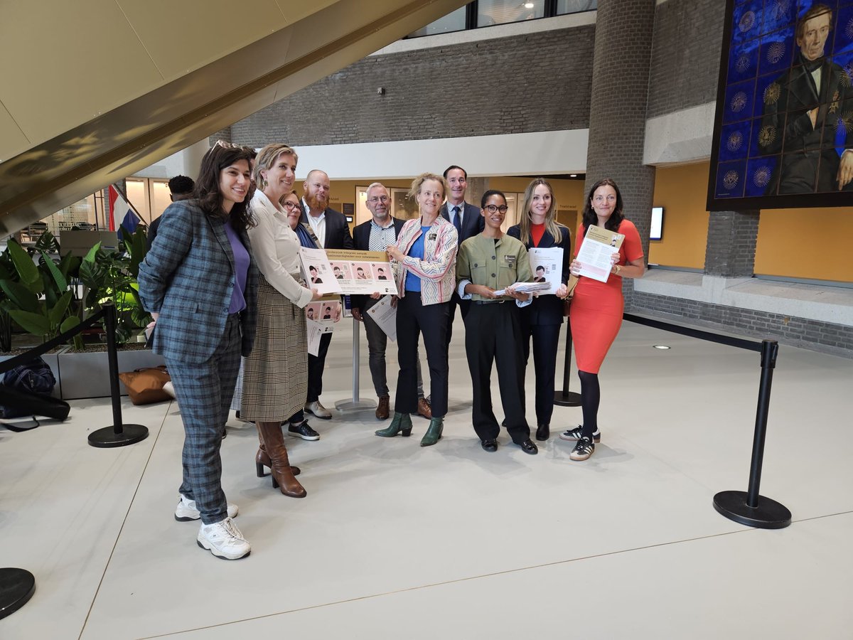 Vanmiddag heeft de Stichting Lezen en Schrijven het onderzoek over de integrale aanpak basisvaardigheden aangeboden aan leden van de commissie <a href="/OCW_TK/">Vaste Commissie OCW Tweede Kamer</a>.