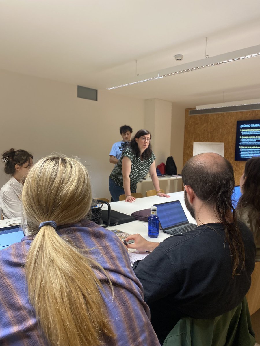 mostraFire's tweet image. 🎥 Interessantíssima tarda escoltant el testimoni de @lidiaonate de @filmax sobre distribució

🧯 #FireLab en flames!