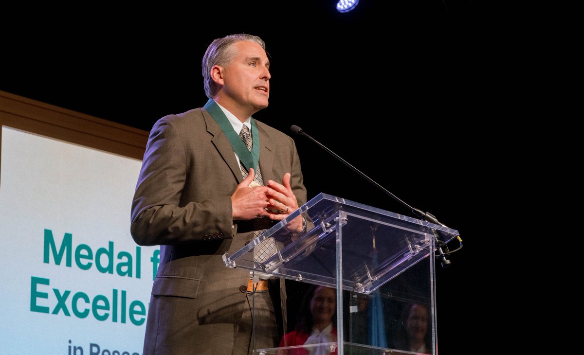 Medal for Excellence recipient Dr. Greg Burge says students learn more when they have fun. Watch the <a href="/UofOklahoma/">University of Oklahoma</a> professor and @OUEconomics department chair’s acceptance speech to learn more about Burge’s teaching philosophy.
youtu.be/vY0YsMxJVq4?si… #oklaed #ofeawards