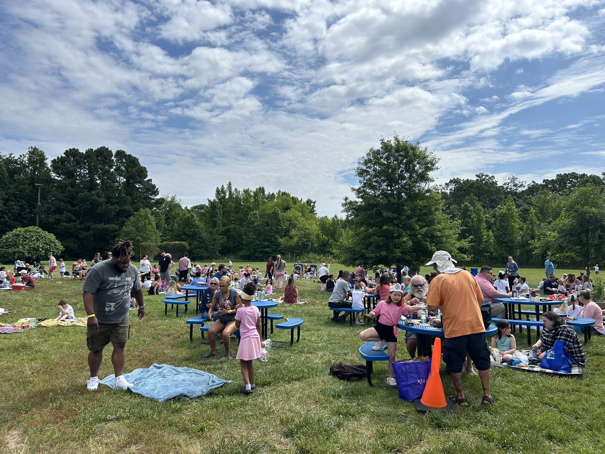 RunningMomma913's tweet photo. Glorious day for a family picnic. https://t.co/PJ70Jp3wne