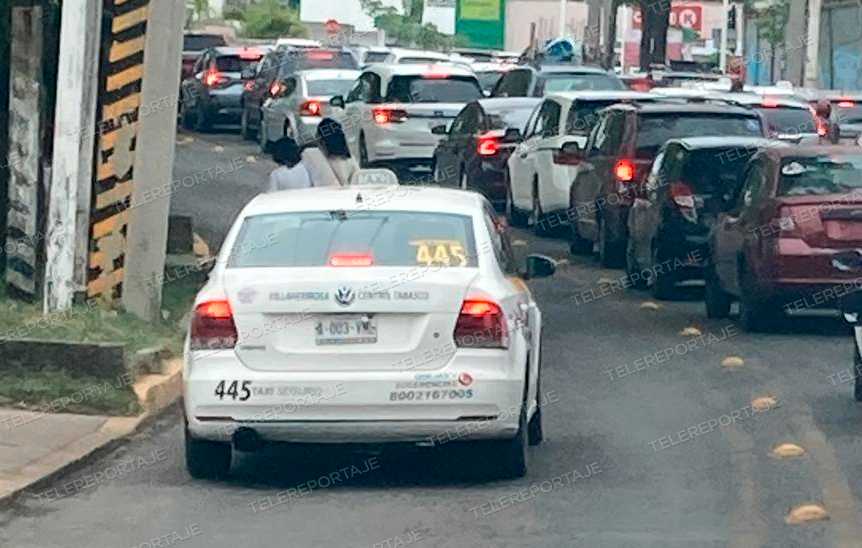 xevtfm's tweet photo. 📸 #CirculaEnRedes | Captan a taxi 🚖 circulando en contraflujo sobre Av. 27 de Febrero 📍 en dirección a la fuente de los 'Niños Traviesos', en el carril exclusivo del #Transbus
Ojo @semovitabasco