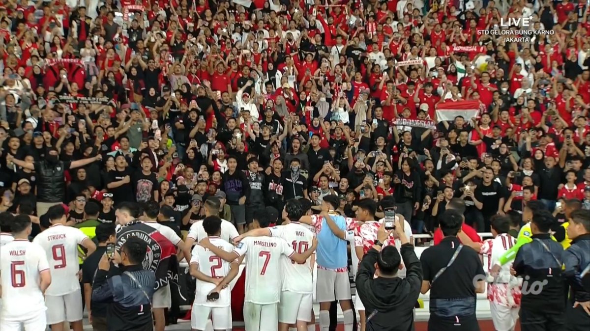 HabisNontonFilm's tweet photo. Merinding denger para suporter dan pemain nyanyi lagu Tanah Airku bareng-bareng. Budaya post match Timnas Indonesia yang harus dilestarikan sih ini. ❤️🤍

Rispek buat SCTV &amp; Vidio yang lanjut nayangin tanpa ada jeda iklan! 

#TimnasDay https://t.co/x6j2csyn3L