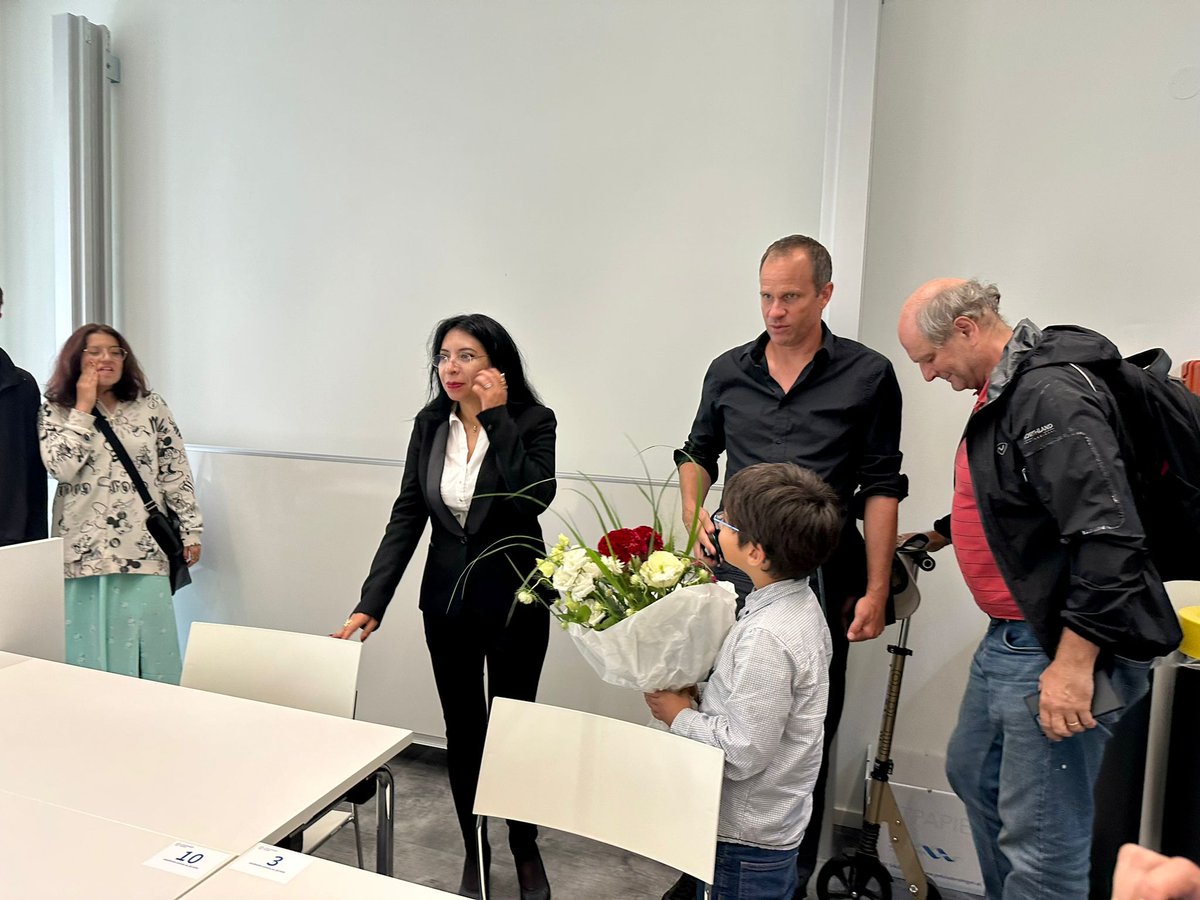 EmbaMexAua's tweet photo. Felicitamos a la Dra. Ivonne Ventura Rosales, destacada científica mexicana, cuya tesis ha merecido el reconocimiento al mérito, convirtiéndose así en la primera mexicana en obtenerlo en toda la historia de la prestigiada Facultad de Física de la renombrada Universidad de Viena. https://t.co/c6HGAgiHsl