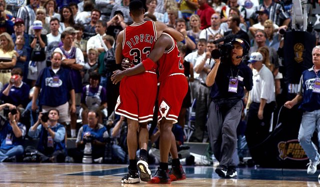 Chicago_History's tweet photo. On this day in #ChicagoHistory - The Infamous #FluGame.
June 11, 1997.

Michael Jordan put the @chicagobulls on his shoulders and led them to a finals victory over the Utah Jazz. https://t.co/85UAA7Za1i