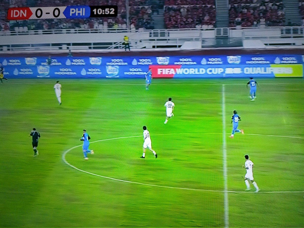 denSiBas's tweet image. Kondisi lapangan bola stadion GBK yang tambal sulam, lebih mirip lapangan bola di tingkat Kecamatan...
Apakah lapangan seperti ini merupakan lapangan standar FIFA?... memalukan banget