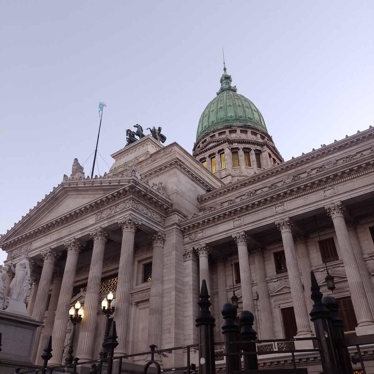 Exactas_UBA's tweet photo. 📣La Facultad convoca a su comunidad a participar de la movilización contra la aprobación de la llamada "Ley Bases", mañana, miércoles 12 de junio.
📍Punto de encuentro: Av. Rivadavia y Rodríguez Peña a las 16.00 hs, junto con organizaciones del sistema científico tecnológico. https://t.co/G40fSkOk5r