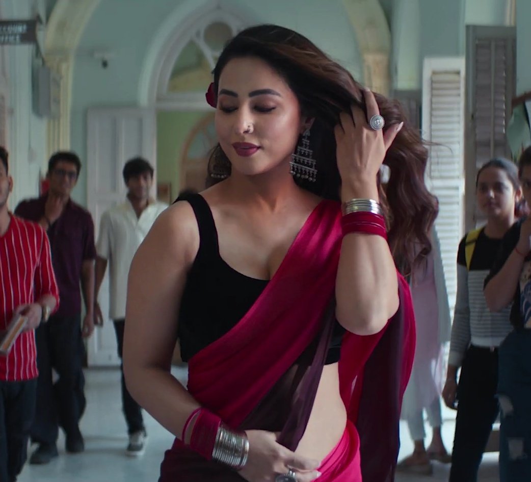 In a recent interview with Filmfare,Hina Khan talked about her latest web series, "Namacool." She mentioned that her character has become very popular and is loved by the audience.

#Hinakhan