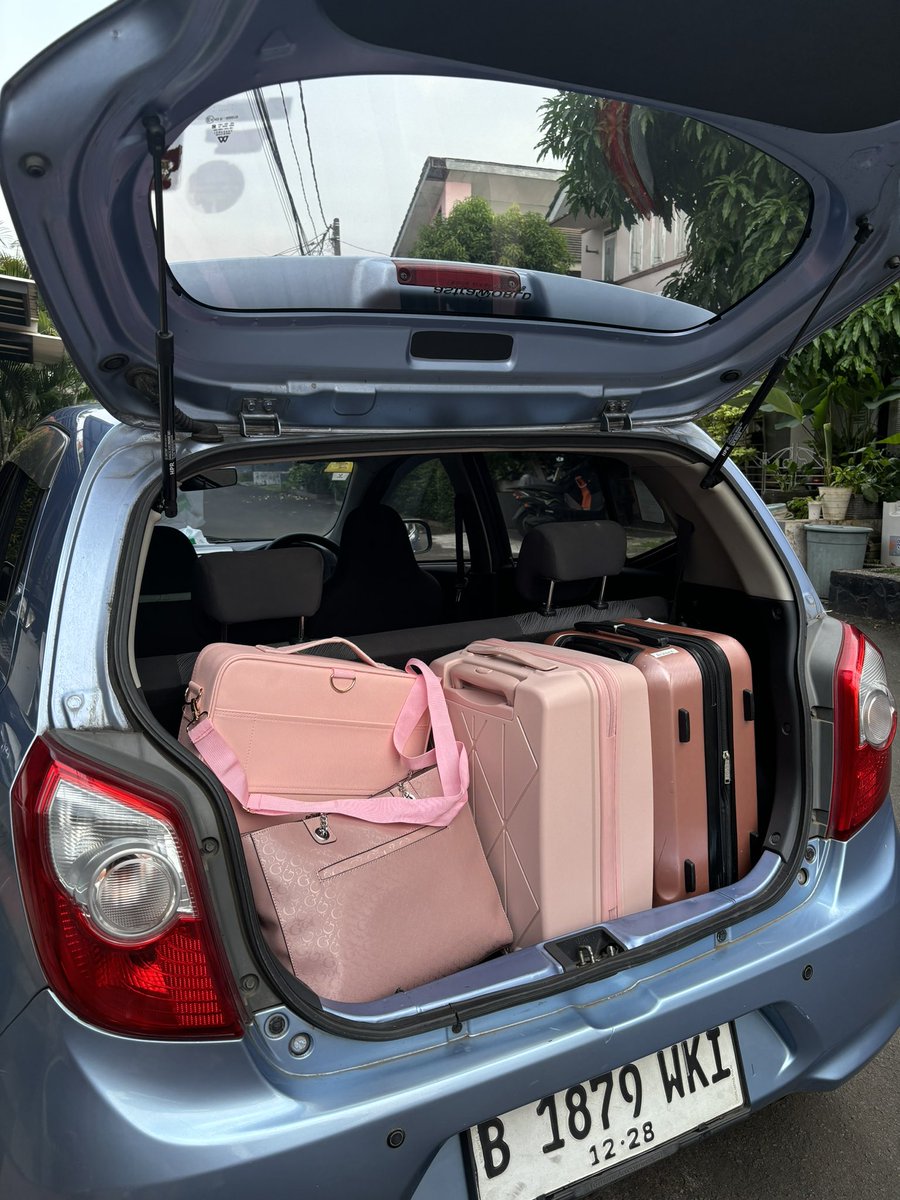 lisaeepy's tweet photo. serba serbi d- and d+ prom hehe

1. minjem bulu ke nasa WKWKW
2. koper pink semua #pink4life
3. subuh2 rebahan di kolam renang sambil liatin org solat
4. urutan eyeshadow krn gw pelupa😭 https://t.co/GWvfYskuZ7