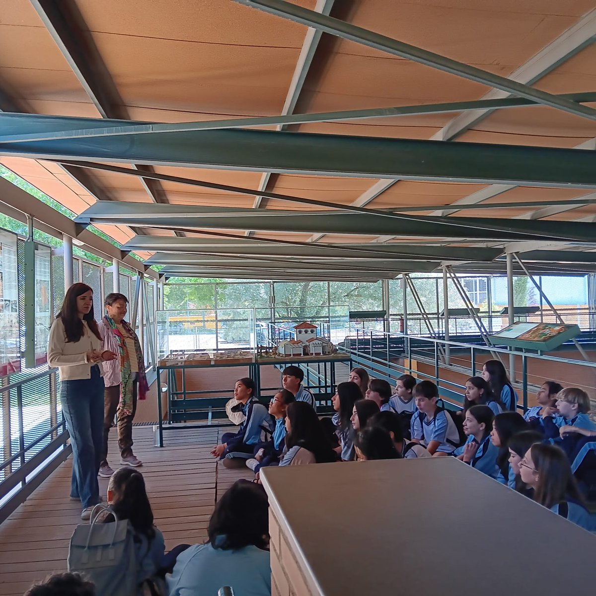 minmaculadahhc's tweet photo. Finalizando casi el curso, 1⁰ de  ESO visita Complutum y la Casa de Hipolitus para conocer un yacimiento de nuestro pasado romano 🏛️. Una mañana de aprendizaje 👀  y convivencia😄.#educarenrealidad #ColegiosHHCC https://t.co/fnQWMJx9Qf