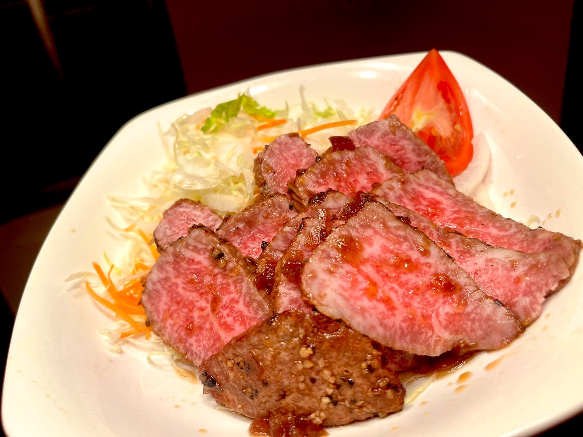 akagi_leo's tweet photo. ローストビーフ😋
ちょっと霜降ってたけど
それがまた柔らかくて美味しかった✌️
大成功だね!
#leoskitchen https://t.co/BV3rR4ruu9