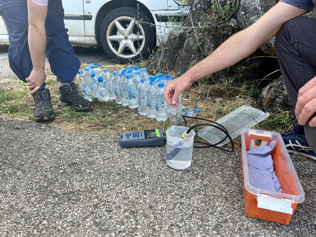 _Lucasb__'s tweet photo. #SummerSchool day 2 : field trip to Zilia to study the geology of the spring in fractured Hercynian rocks. Visit to the @EauZilia bottling plant and discussion on groundwater protection in an industrial context. Hydrogeological modeling and training with scientific instruments. https://t.co/9Fo6Hzn2Gl