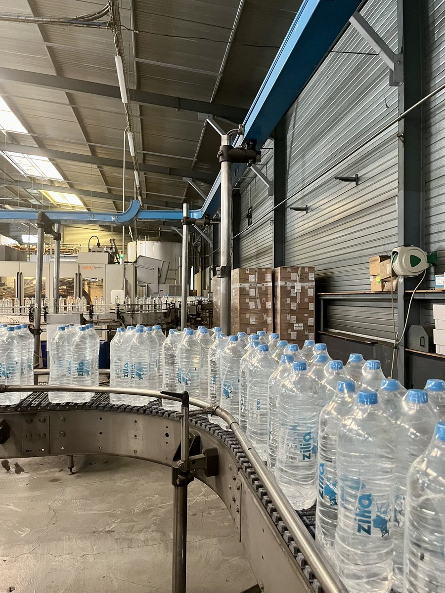 _Lucasb__'s tweet photo. #SummerSchool day 2 : field trip to Zilia to study the geology of the spring in fractured Hercynian rocks. Visit to the @EauZilia bottling plant and discussion on groundwater protection in an industrial context. Hydrogeological modeling and training with scientific instruments. https://t.co/9Fo6Hzn2Gl