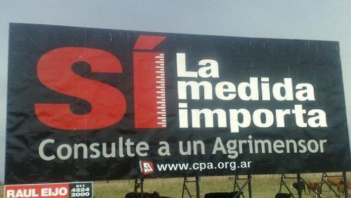 fkaar2001's tweet photo. Gente: Otra vez les aconsejo llamar a un #agrimensor para amojonar el lote ANTES de empezar a construir sus casas.
Mi marido está de perito en una disputa por una casa mal ubicada en un country, y el vecino la quiere hacer #demoler por no respetar el retiro.
Evítense problemas. https://t.co/YxdiK9mW5e