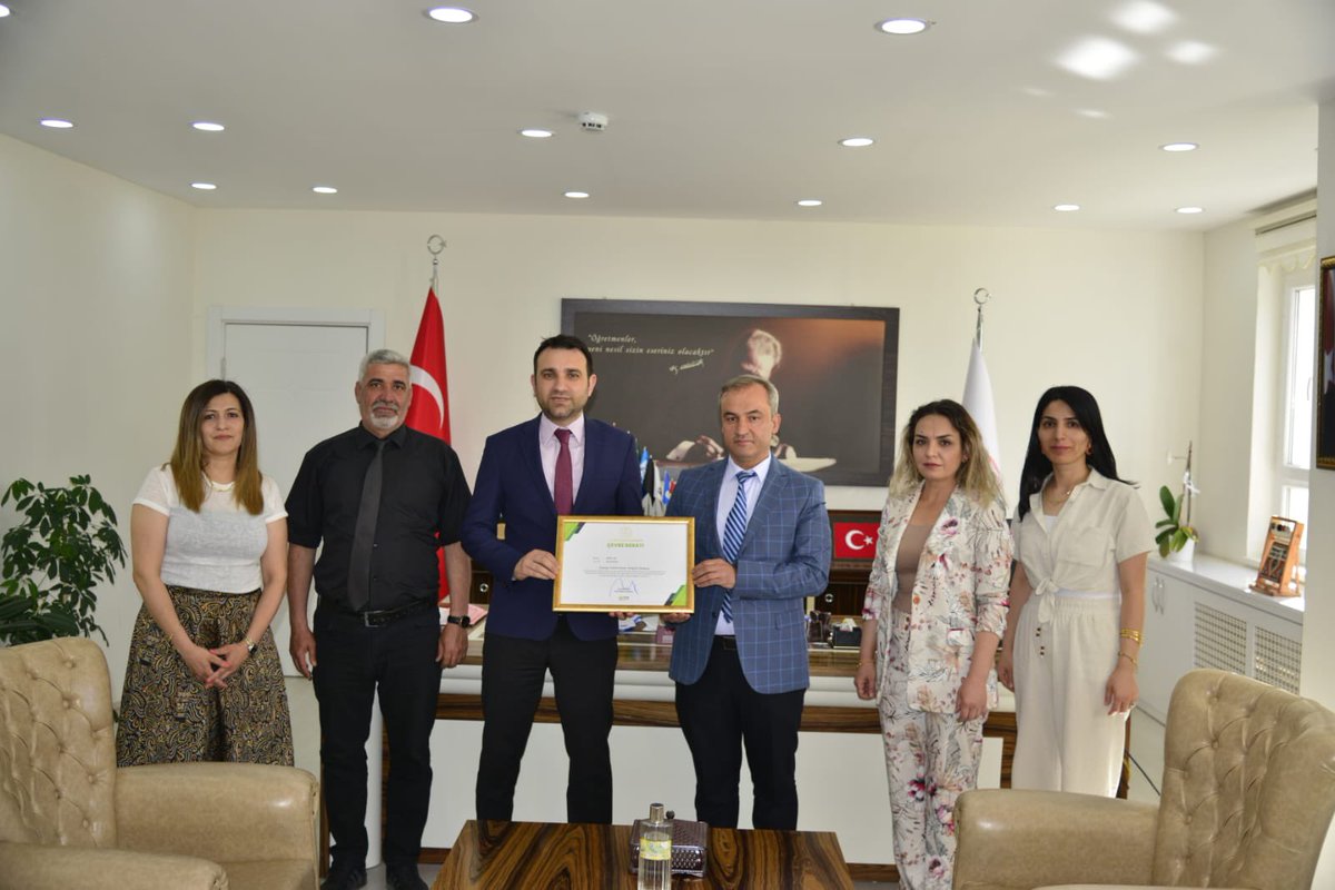 gitio_23's tweet photo. Milli Eğitim Bakanlığı tarafından okulumuza layık görülen ‘Çevre Beratı’ belgesi  Sayın İl Milli Eğitim Müdürümüz @mehmetyigitmem tarafından okul müdürümüz ve öğretmenlerimize takdim edildi. Yeşil bir gelecek için el ele🌿@elazigmem @tcmeb https://t.co/TXfoITTuCQ