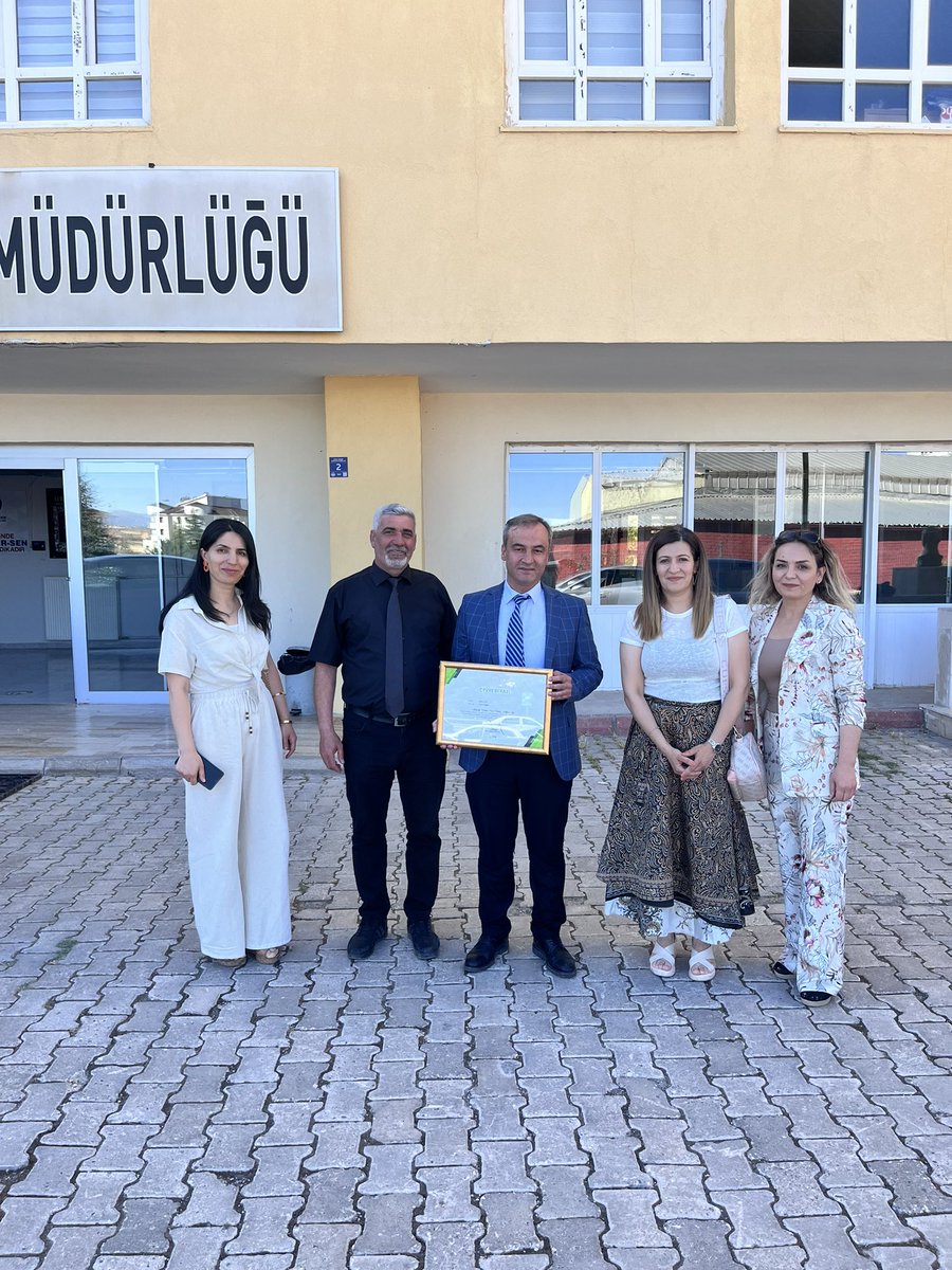 gitio_23's tweet photo. Milli Eğitim Bakanlığı tarafından okulumuza layık görülen ‘Çevre Beratı’ belgesi  Sayın İl Milli Eğitim Müdürümüz @mehmetyigitmem tarafından okul müdürümüz ve öğretmenlerimize takdim edildi. Yeşil bir gelecek için el ele🌿@elazigmem @tcmeb https://t.co/TXfoITTuCQ
